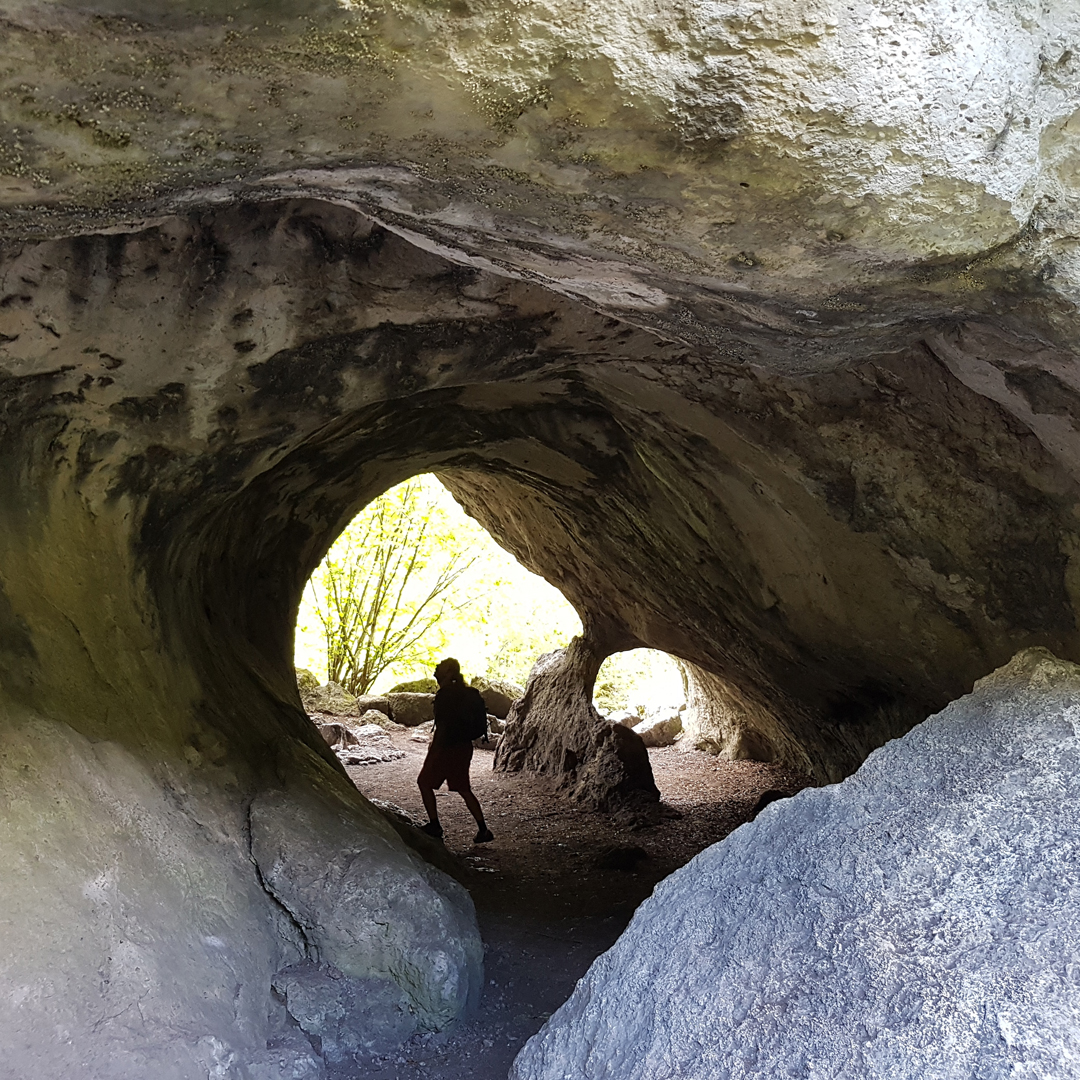 Magische Höhlen und Felsformationen